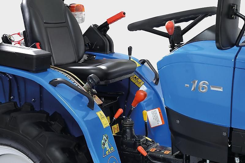 Solis 16 Frontlader / Ackerstollenbereifung / STVO / Allrad