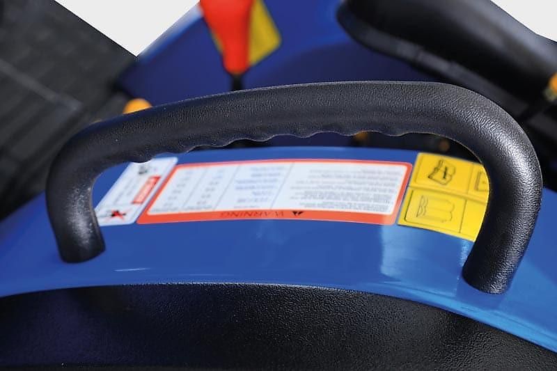 Solis 26 Frontlader / Ackerstollenbereifung / STVO / Allrad