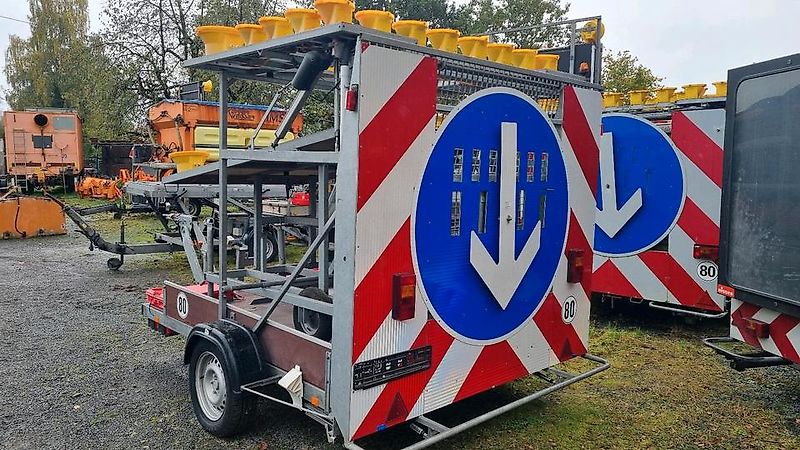 Nissen VZ616 FAT Absperrtafel Absperrwand Verkehrsleittafel Verkehrsleitanhänger Verkehrssicherungsanhänger Leitanhänger