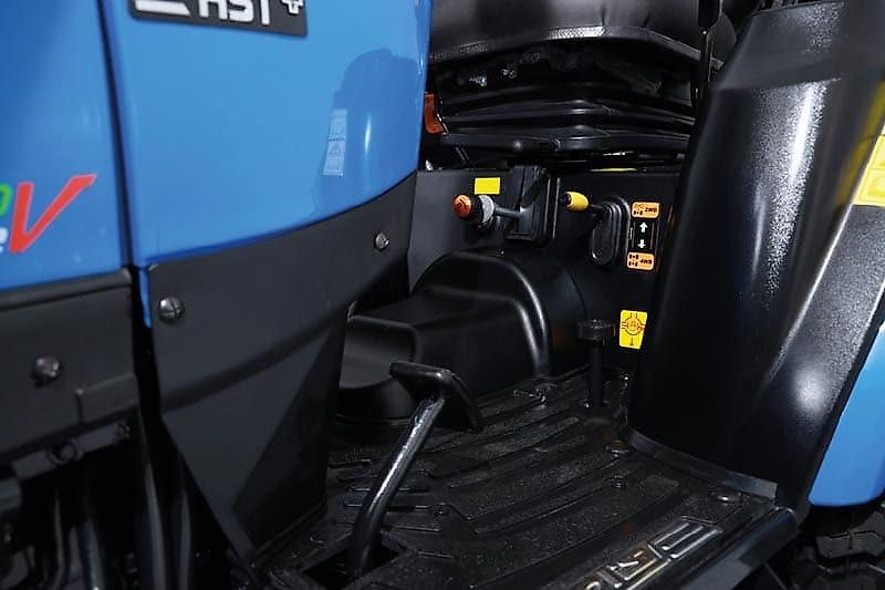 Solis 26 HST Frontlader Kleintraktor Ackerstollenbereifung