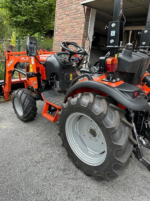 TAFE 6028 H mit Frontlader TFL 28