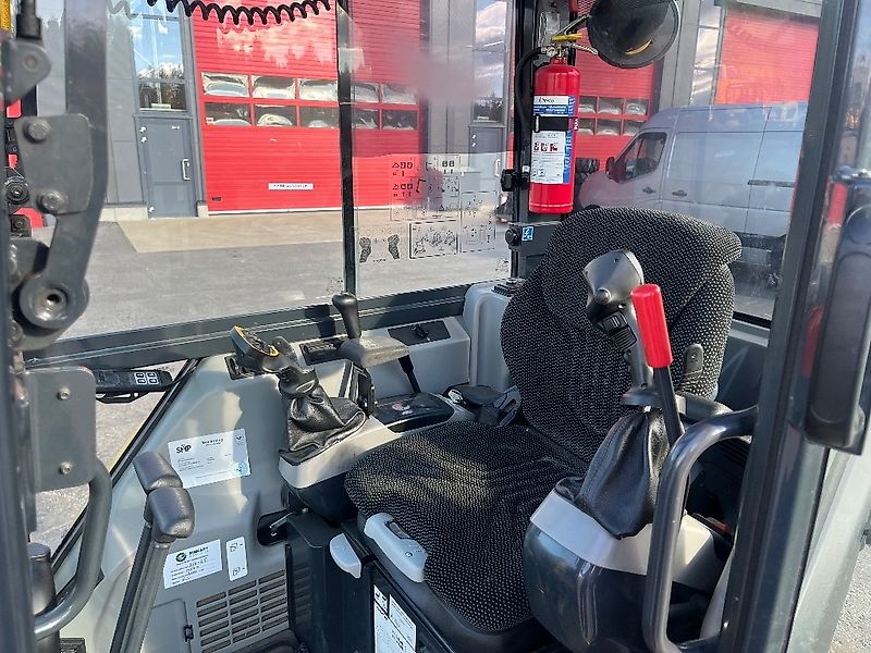 Komatsu PC 24 MR-5 / Engcon, 3 Kauhaa